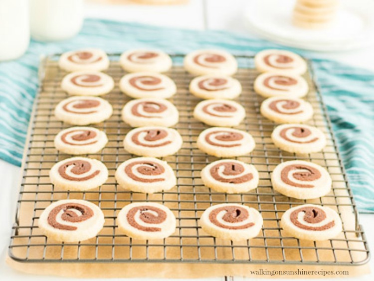 Biscuits tourbillons vanille et chocolat sur une grille de cuisson. 