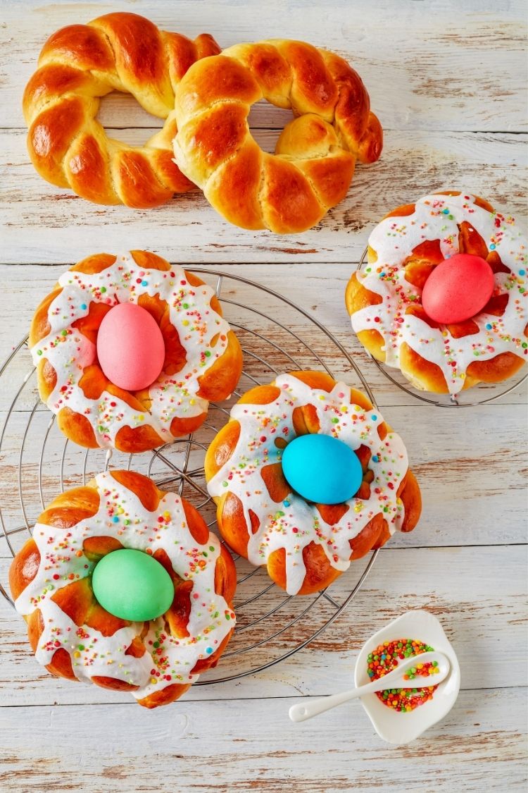 Easter bread rings with colored eggs. 
