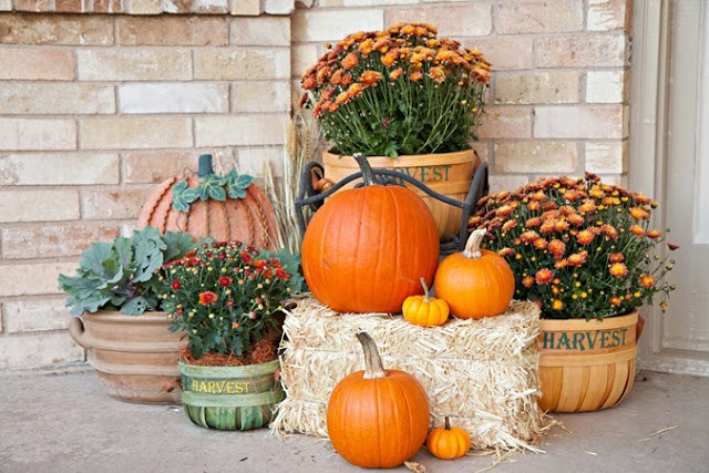 Decorating for Fall Outside - Walking On Sunshine Recipes
