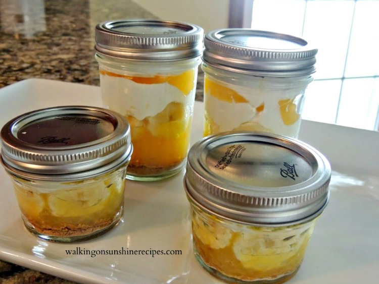 Mason Jar Pudding Cups with vanilla pudding and bananas.