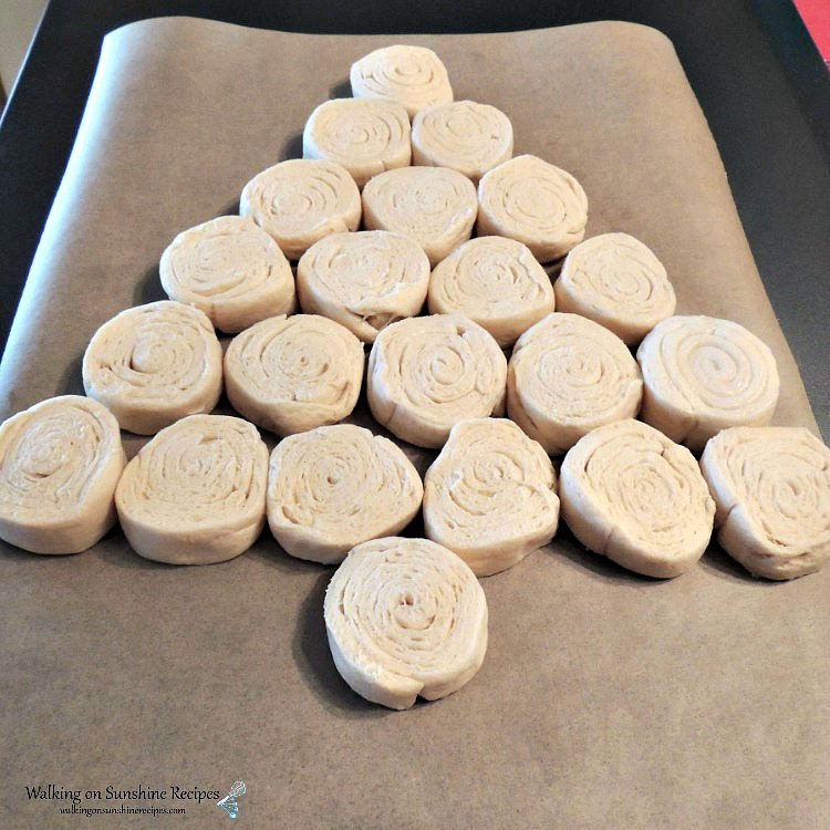 Christmas Tree Cream Cheese Danish is the perfect recipe to make for breakfast on Christmas morning. Looks really pretty on a buffet table too! crescent roll Christmas tree.