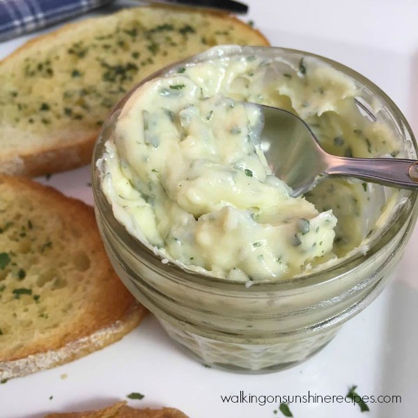 ricetta del burro all'aglio da spalmare in mason jar con cucchiaio.