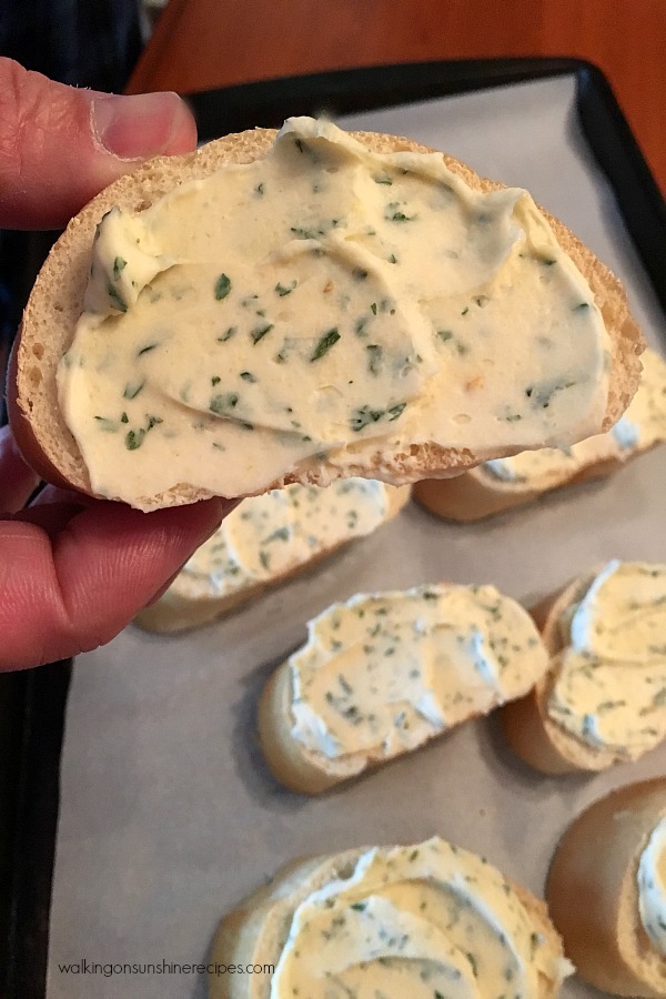 Knoblauchbutteraufstrich-Rezept für Brot, das Sie einfrieren können.