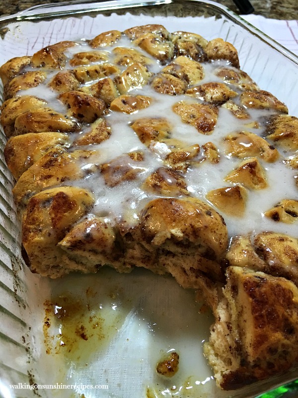 Cacerola de desayuno con rollos de canela horneada y servida.