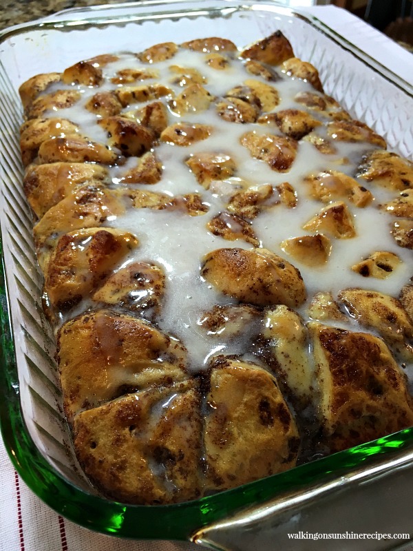 Cinnamon Roll Casserole Gebakken met glazuur.