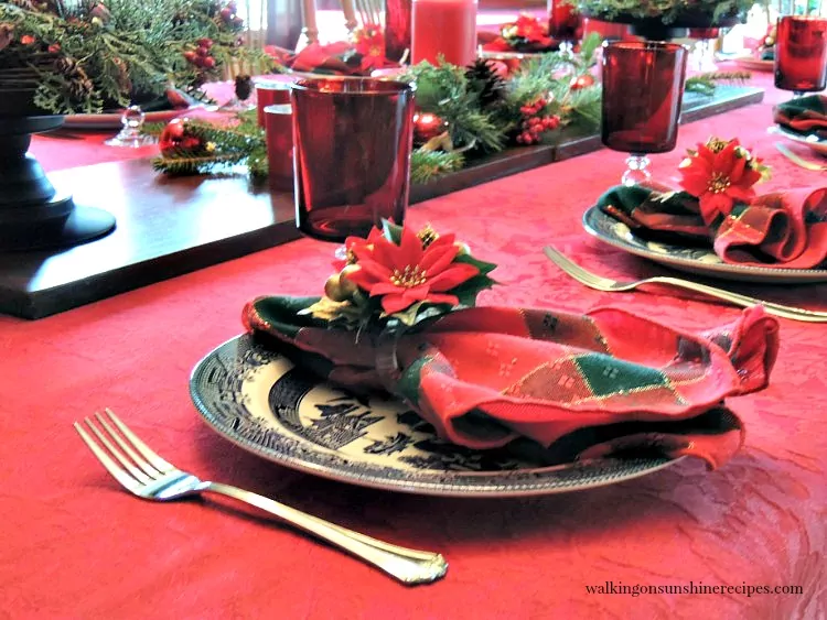 Budget Christmas Table Decorations to help you celebrate the holiday season without spending a ton of money.