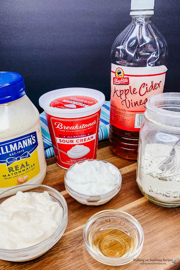 Ingredients for homemade ranch flavored pizza dipping sauce. 