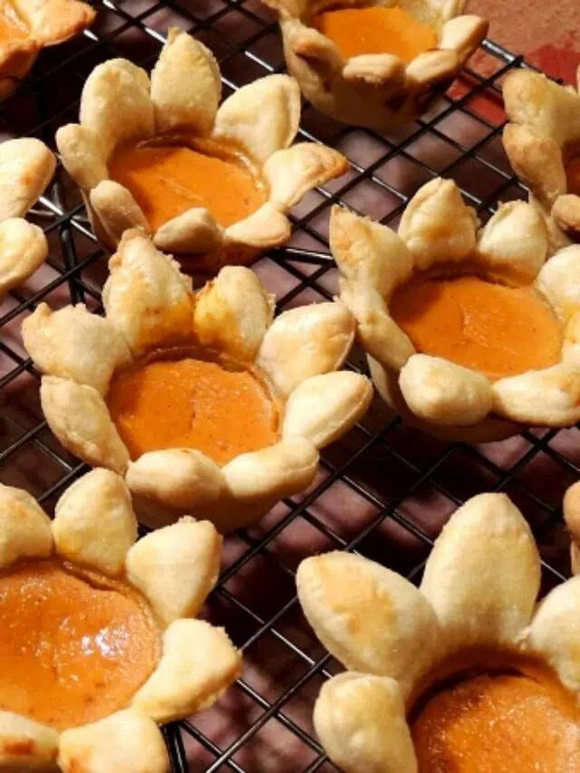 Flower Shaped Mini Pumpkin Pie Story