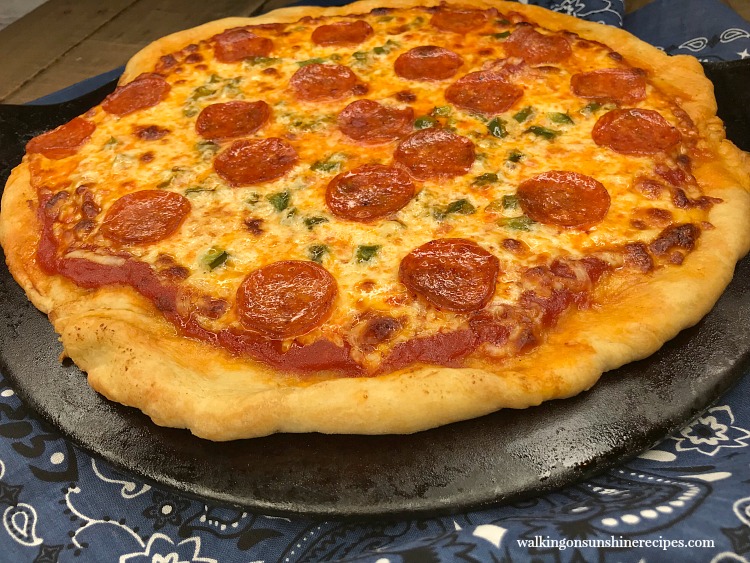 massa de pizza com cerveja cozida em pedra de pizza.