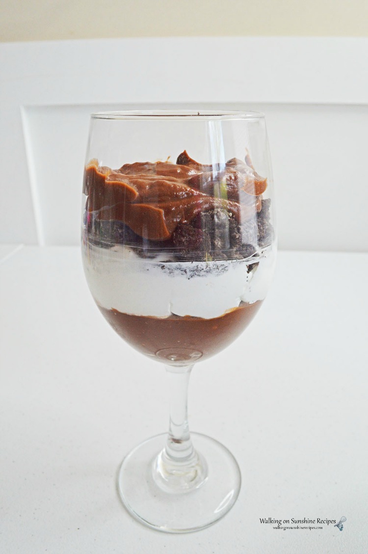How to Layer the dessert in a wine glass