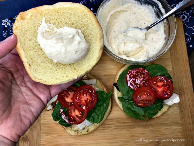  Fügen Sie die hausgemachte Knoblauch-Parmesan-Mayonnaise-Sauce zu gegrillten Hähnchen-Sandwiches hinzu 