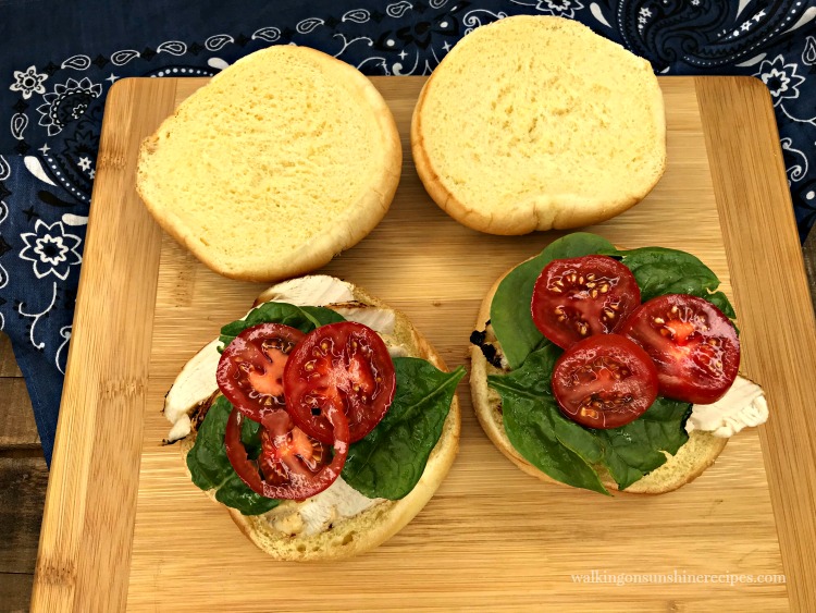 frango grelhado espinafres frescos e tomates em pão