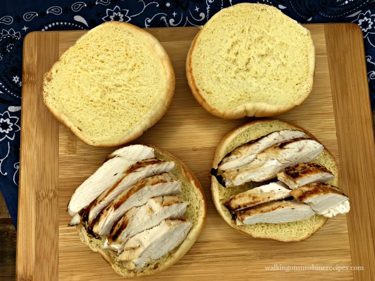 frango grelhado fatiado em pães