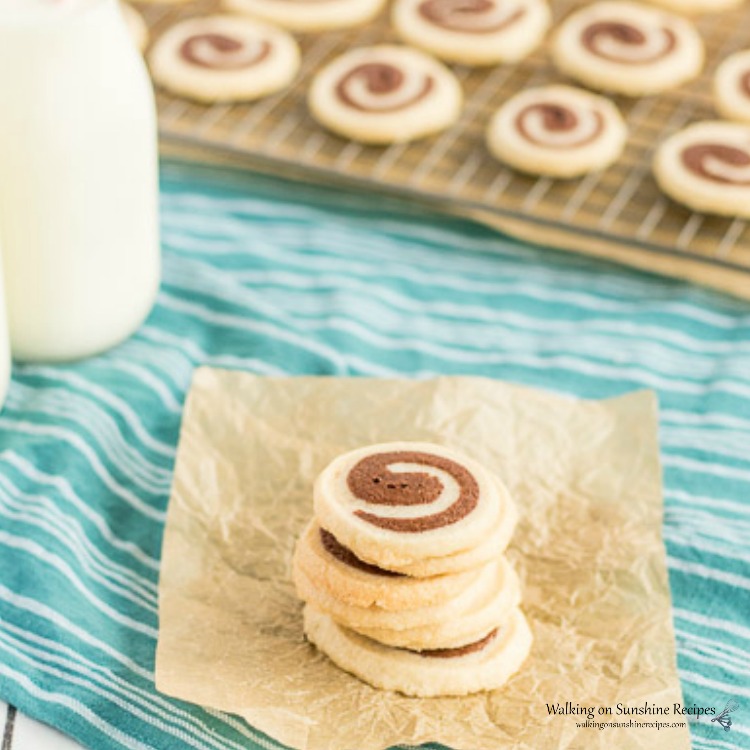 Biscuits tourbillons à la vanille et au chocolat sur papier parchemin servis avec du lait de WOS