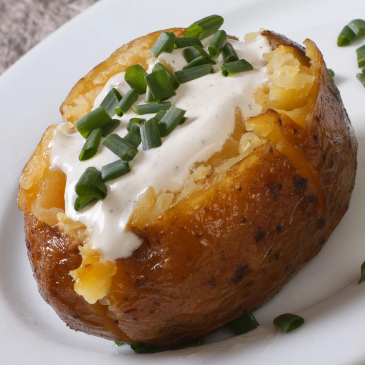 Baked potato with sour cream and chopped chives