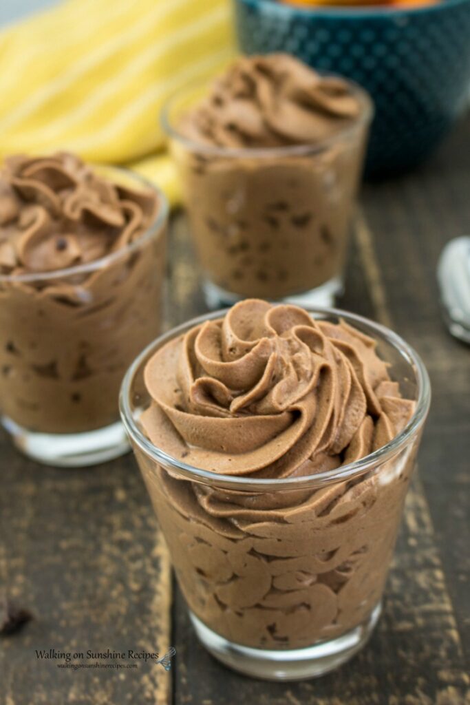 Dessert à la mousse au chocolat en coupes individuelles.