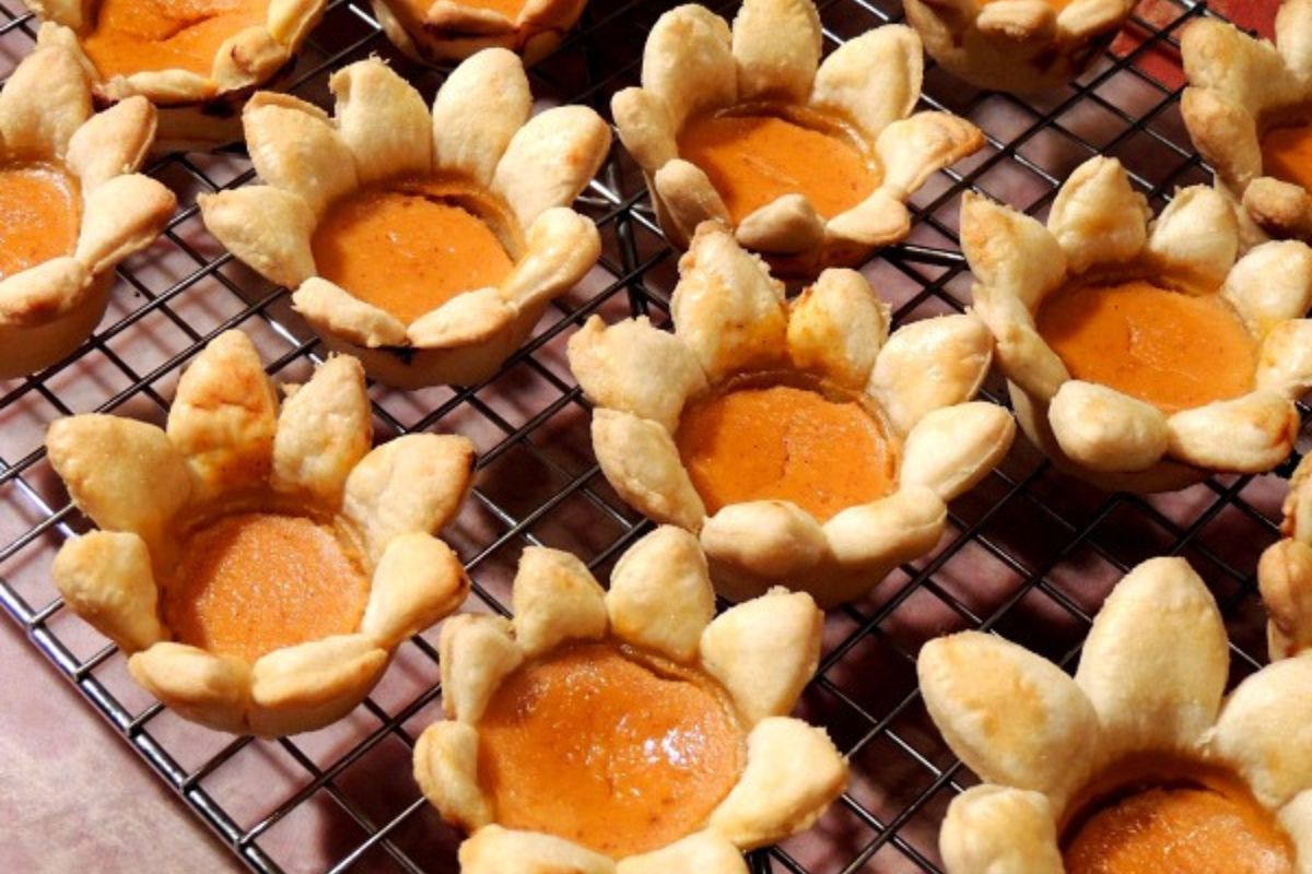 Flower Shaped Mini Pumpkin Pies