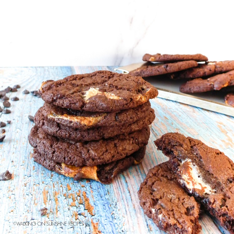 Hot Chocolate Marshmallow Cookies | Walking On Sunshine Recipes