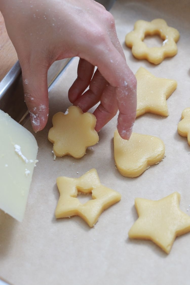 freezing homemade cookie dough and slice and bake cookies before baking on cookie tray. 