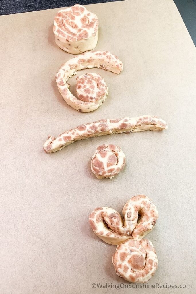 Separate the cinnamon rolls and form into ears.
