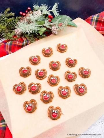 Reindeer Hershey Kiss Pretzels-cover image