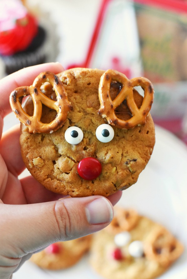 https://walkingonsunshinerecipes.com/wp-content/uploads/2021/11/reindeer-cookie-diy.jpg