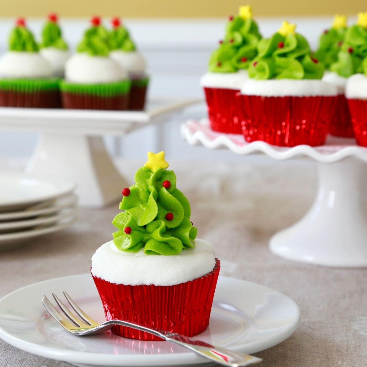 Easy Christmas Cupcakes - Walking On Sunshine Recipes