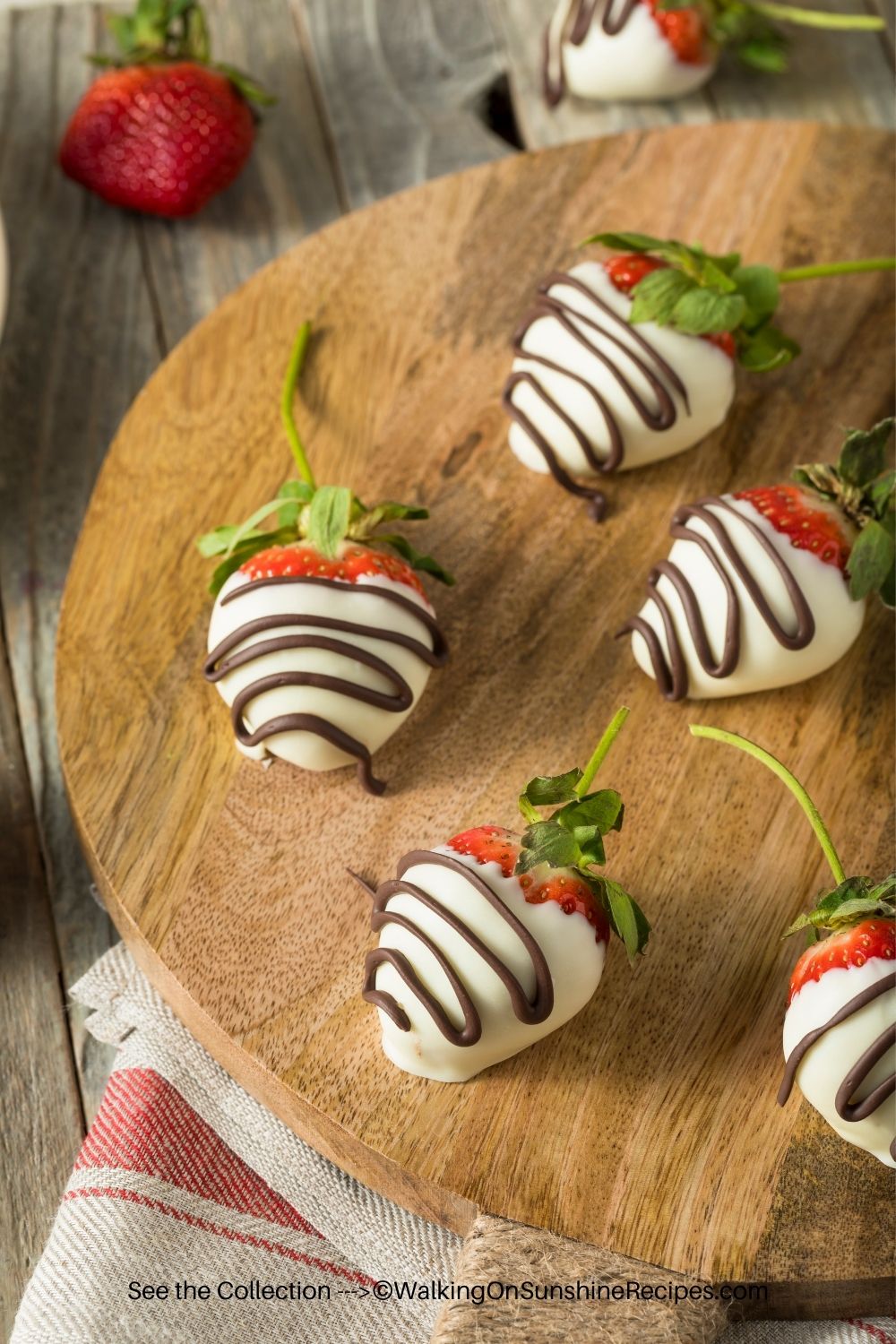 Strrawberries dipped in white chocoalte with chocolate drizzle. 