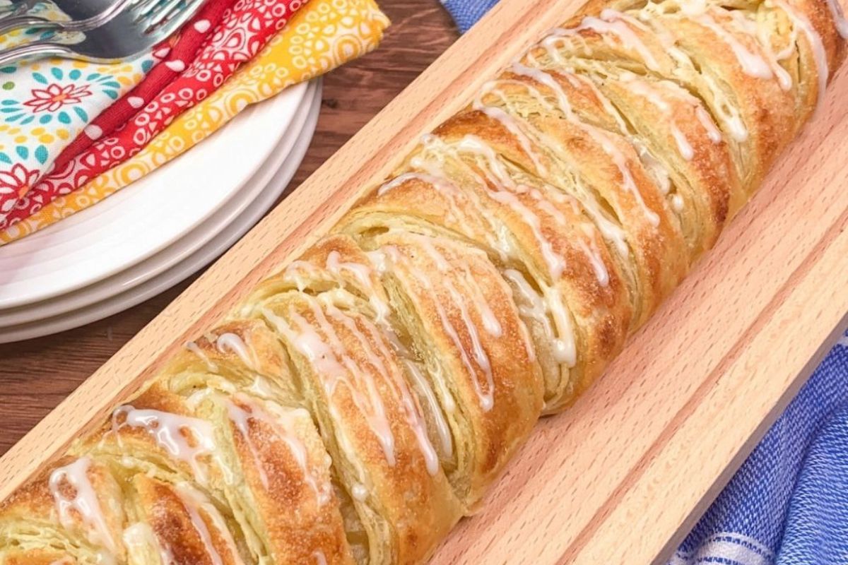 Braided puff pastry with a sweet, creamy filling.