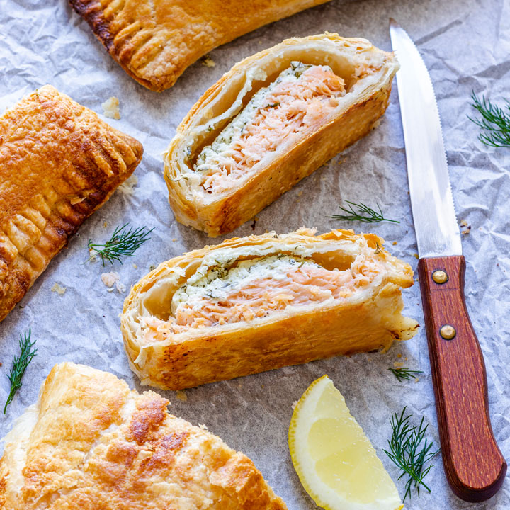 https://walkingonsunshinerecipes.com/wp-content/uploads/2022/04/salmon-in-puff-pastry-image.jpg