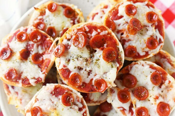 https://walkingonsunshinerecipes.com/wp-content/uploads/2022/05/Homemade-Bagel-Pizzas-1-735x490.jpg