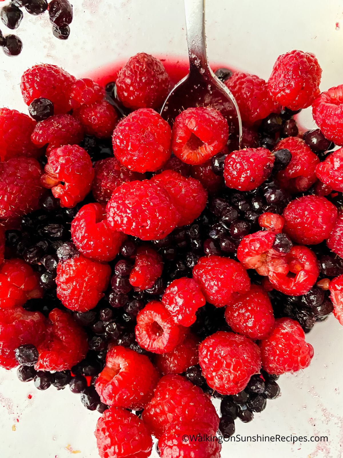 Fresh blueberries and raspberries in bowl.