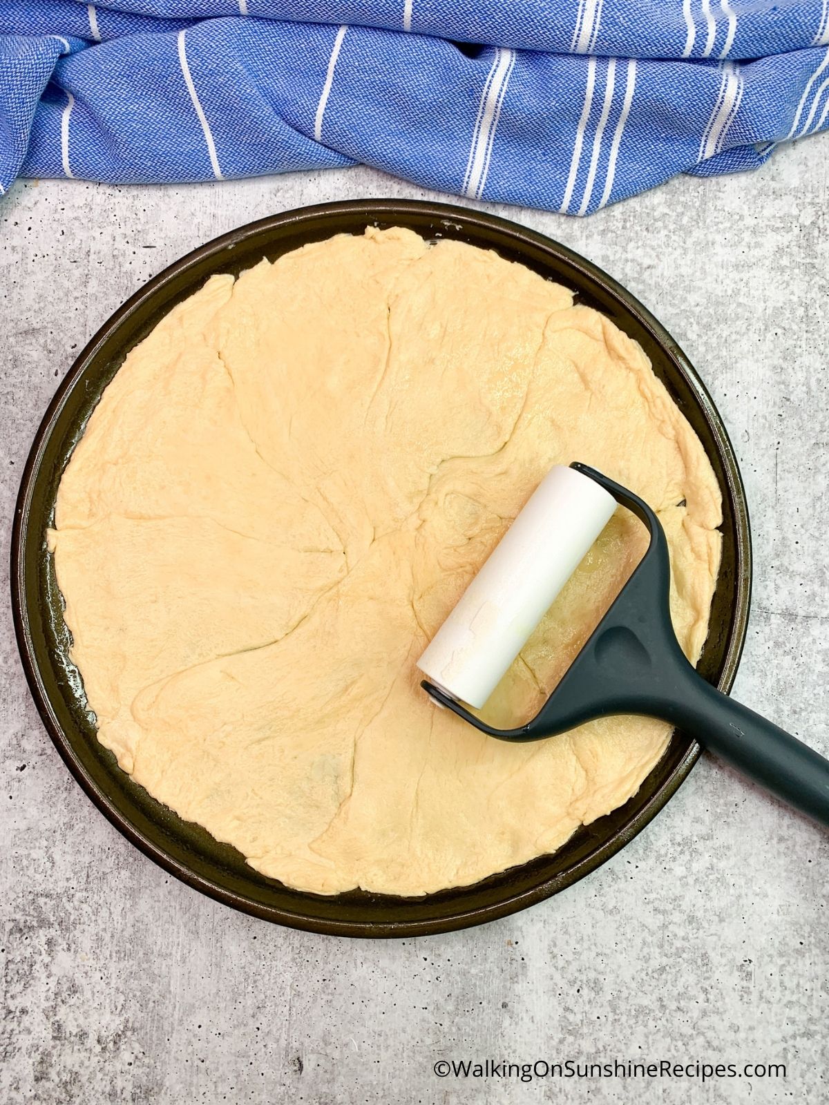 can you use crescent rolls for pizza crust.