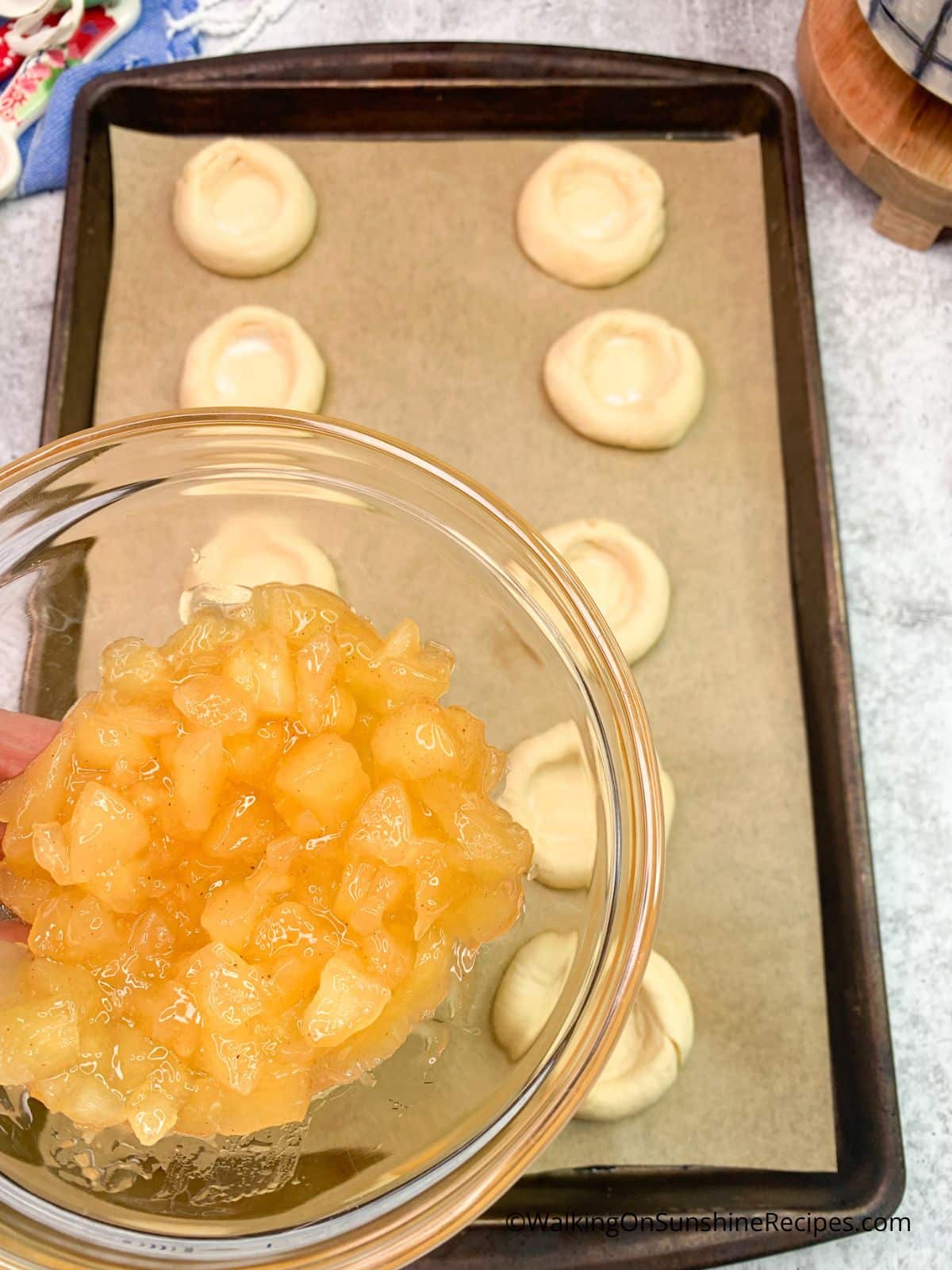 fill crescent roll circles with apple pie filling.