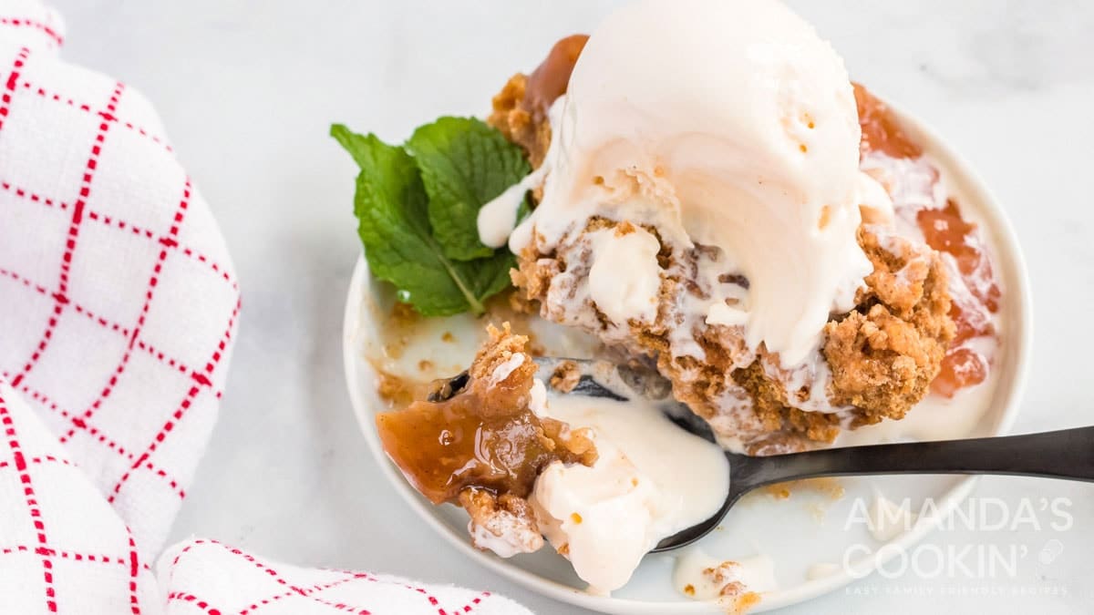 Crock Pot Apple Cobbler
