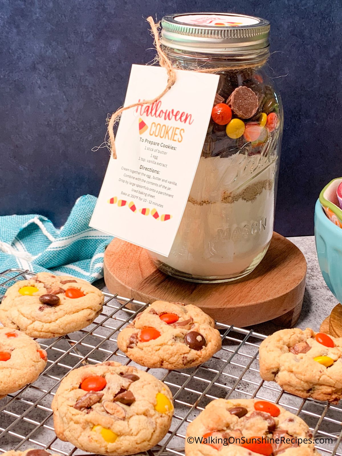 Halloween cookies mason jar gift mix.