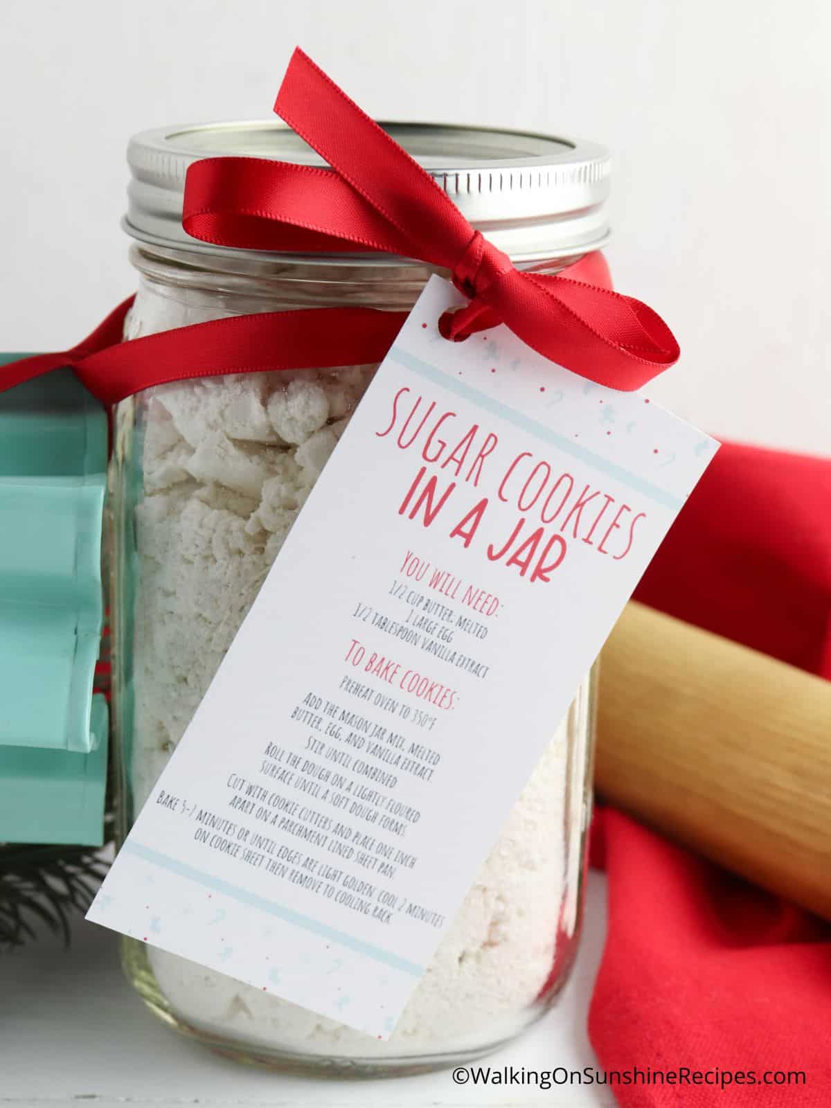 How to make DIY mason jar cookie mix gifts!