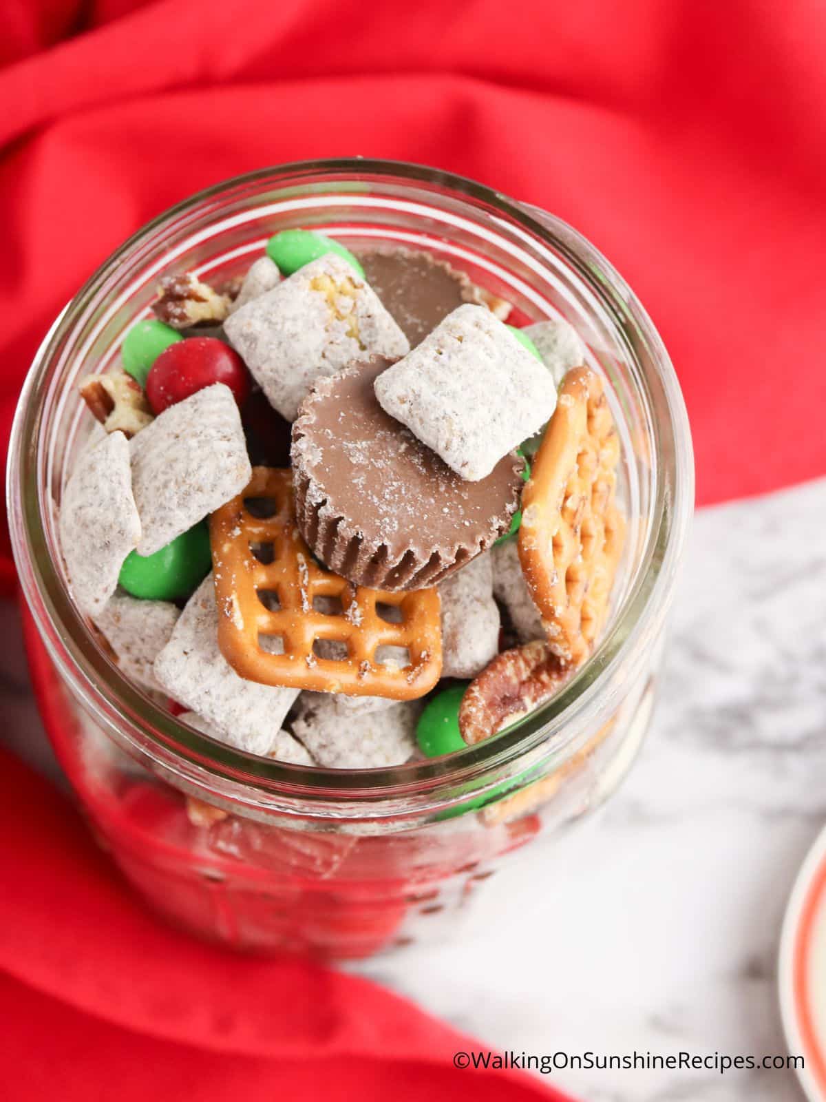 Christmas Snack Mix in a Jar - Walking On Sunshine Recipes