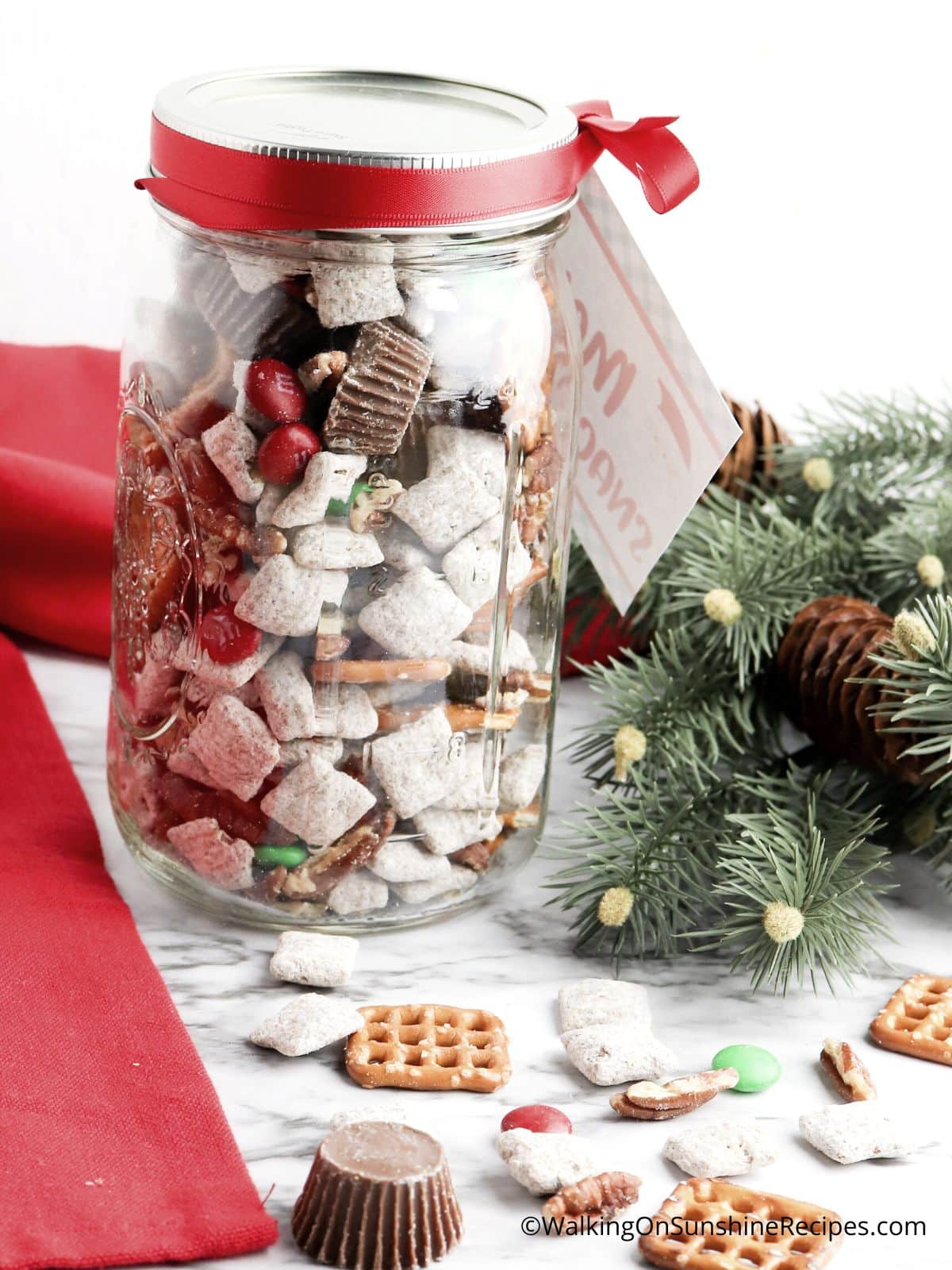 Christmas Trail Mix in a Jar - Walking On Sunshine Recipes