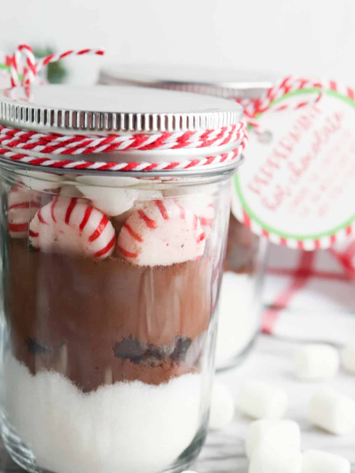 how to make mason jar hot chocolate gifts.