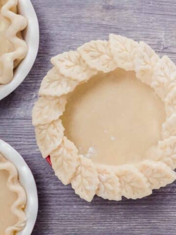 decorative pie crust with leaves.