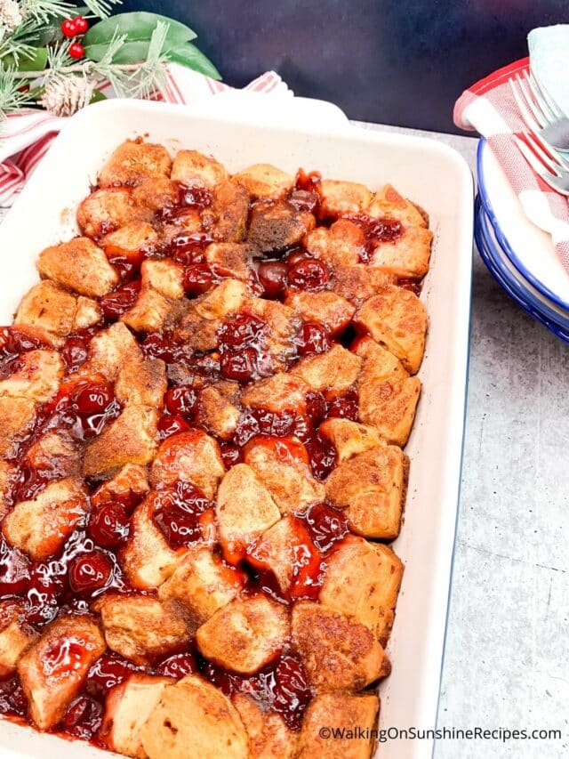 Christmas Breakfast Cinnamon Roll Casserole christmas-breakfast-cinnamon-roll-casserole