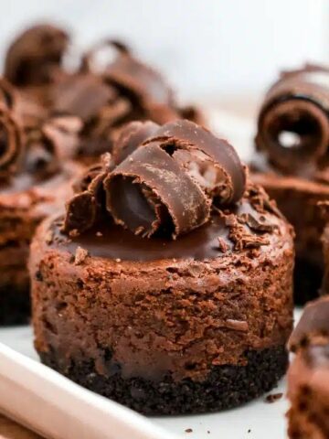 Chocolate cheesecakes with chocolate shavings.