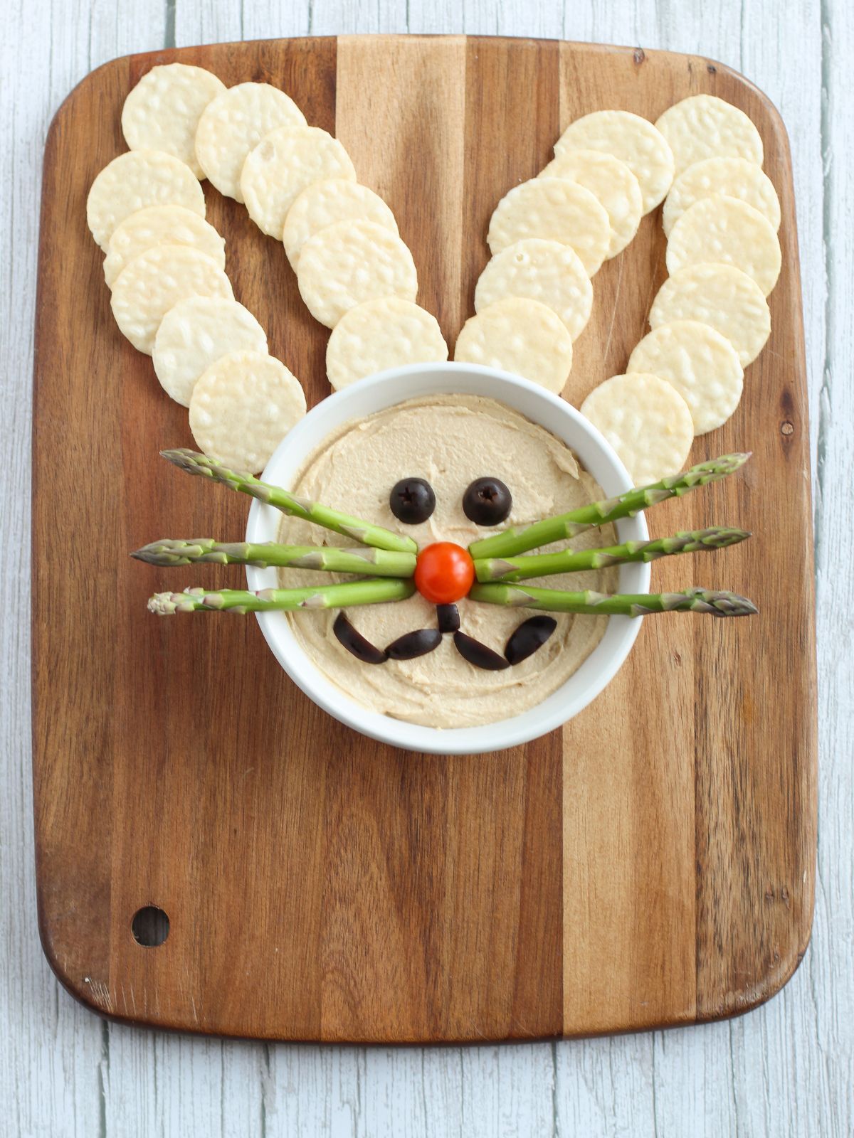 Bunny face made from hummus and vegetables