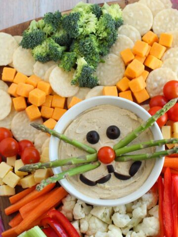 Cute Easter Appetizer - bunny face made from hummus and vegetables
