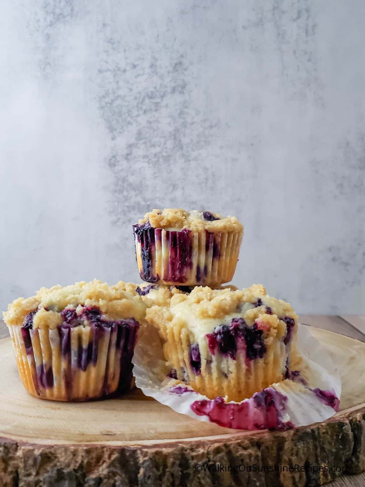 blueberry muffins with crumb topping.