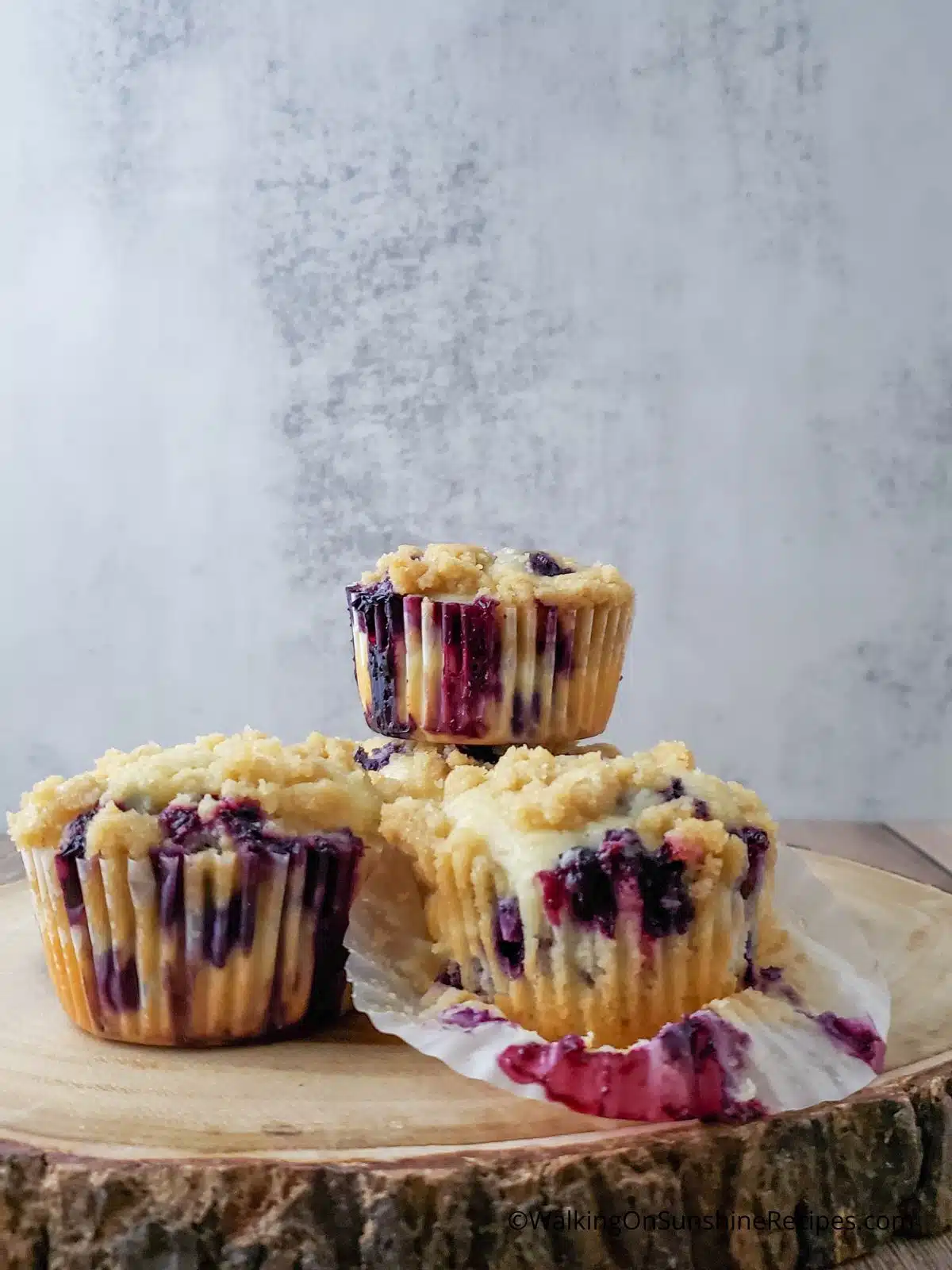 blueberry muffins with crumb topping.