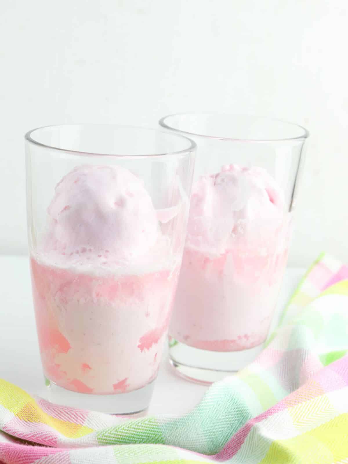 lemonade soda and ice cream in tall glass.