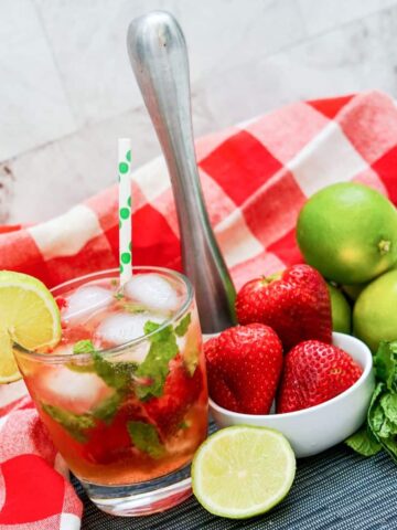 Limes, strawberries and mint leaves in sparkling water.