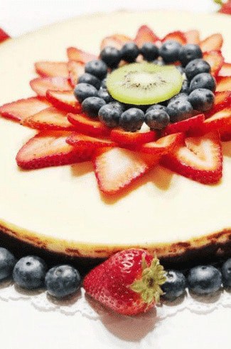 Keto cheesecake with fruit.